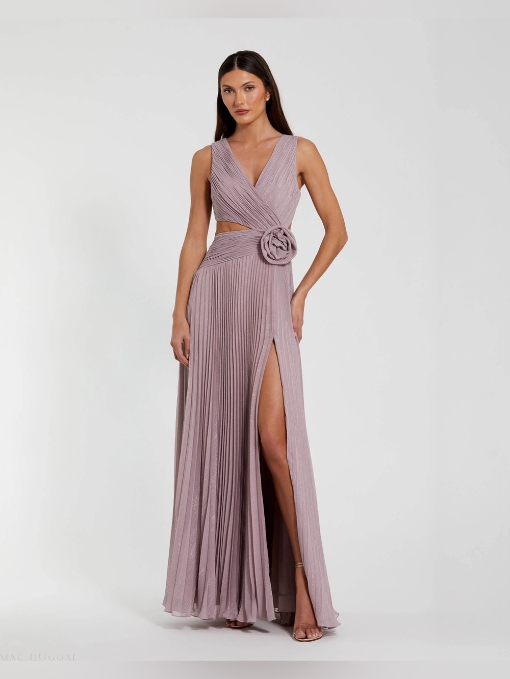 MAC DUGGAL
Purple Ruched Chiffon Sleeveless Gown With 3D
Flower Size 4